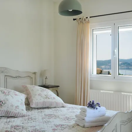 Triantafilia * アイイ・アポストロ