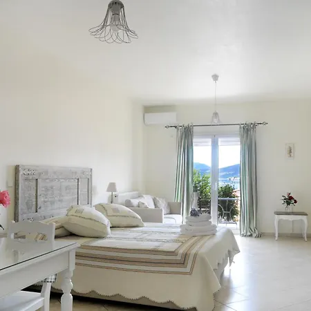 Triantafilia アイイ・アポストロ